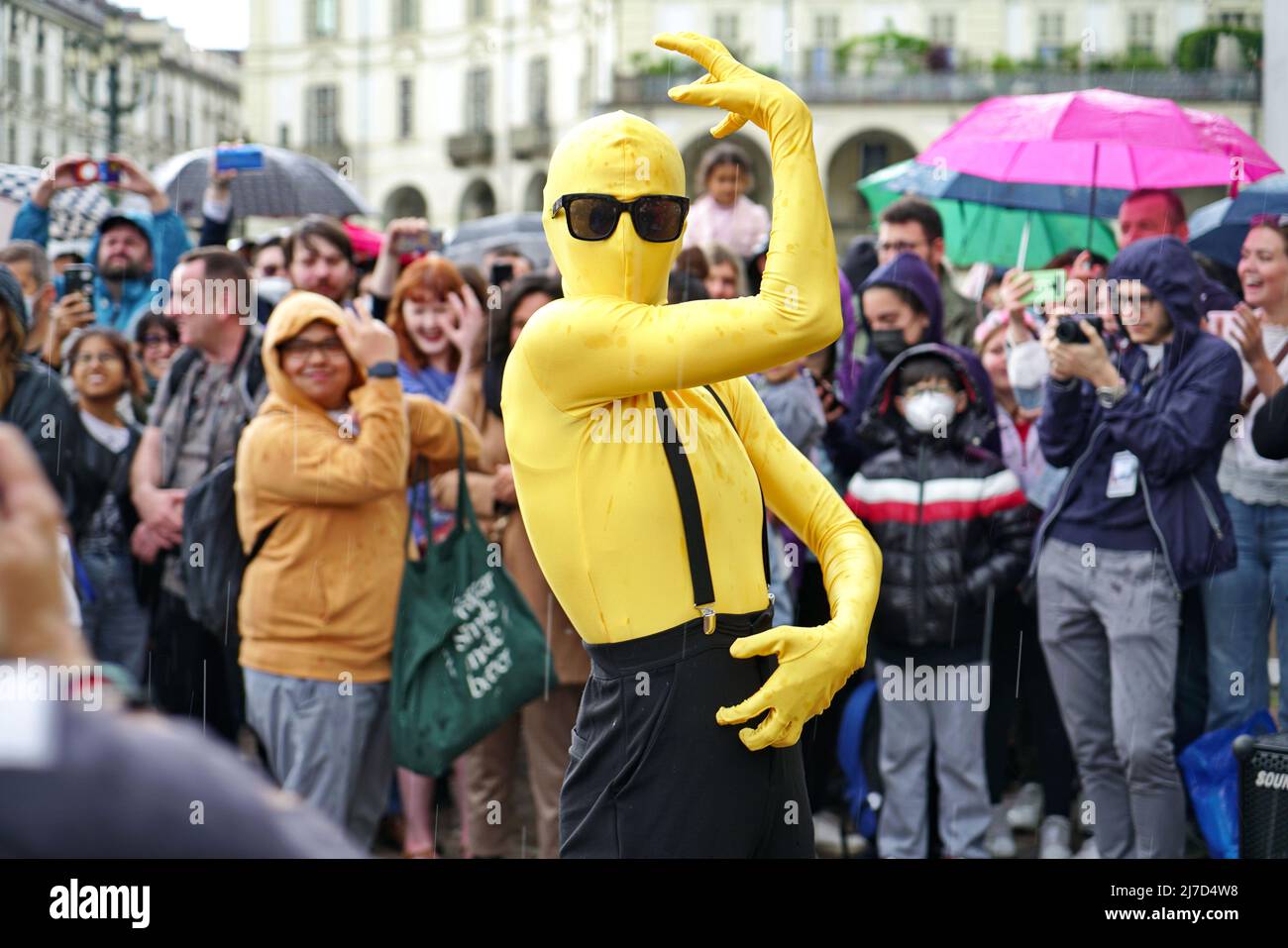 Flash mob parmi les fans de Subwoolfer à danser ensemble donner à ce Loup Une banane. Le Concours Eurovision de la chanson 2022 à Turin, Italie. TURIN, ITALIE - MAI 2022 Banque D'Images