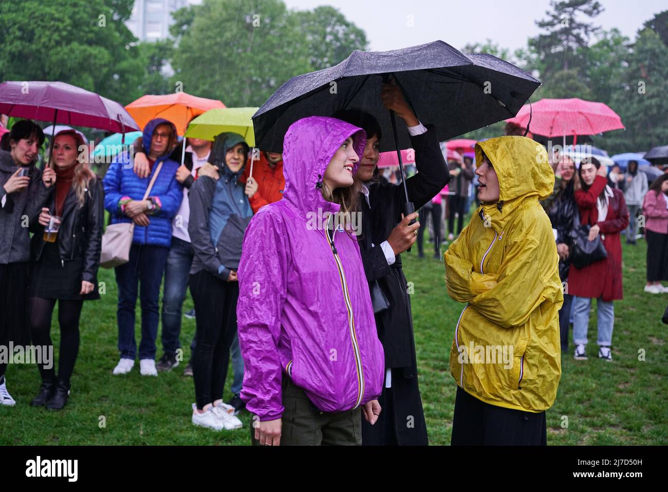 Lors d'un événement en plein air, les personnes sont à l'abri de la pluie avec des parasols. Turin, Italie - mai 2022 Banque D'Images