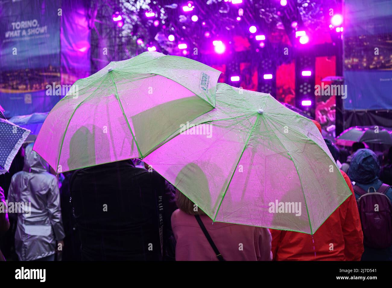 Lors d'un événement en plein air, les personnes sont à l'abri de la pluie avec des parasols. Turin, Italie - mai 2022 Banque D'Images