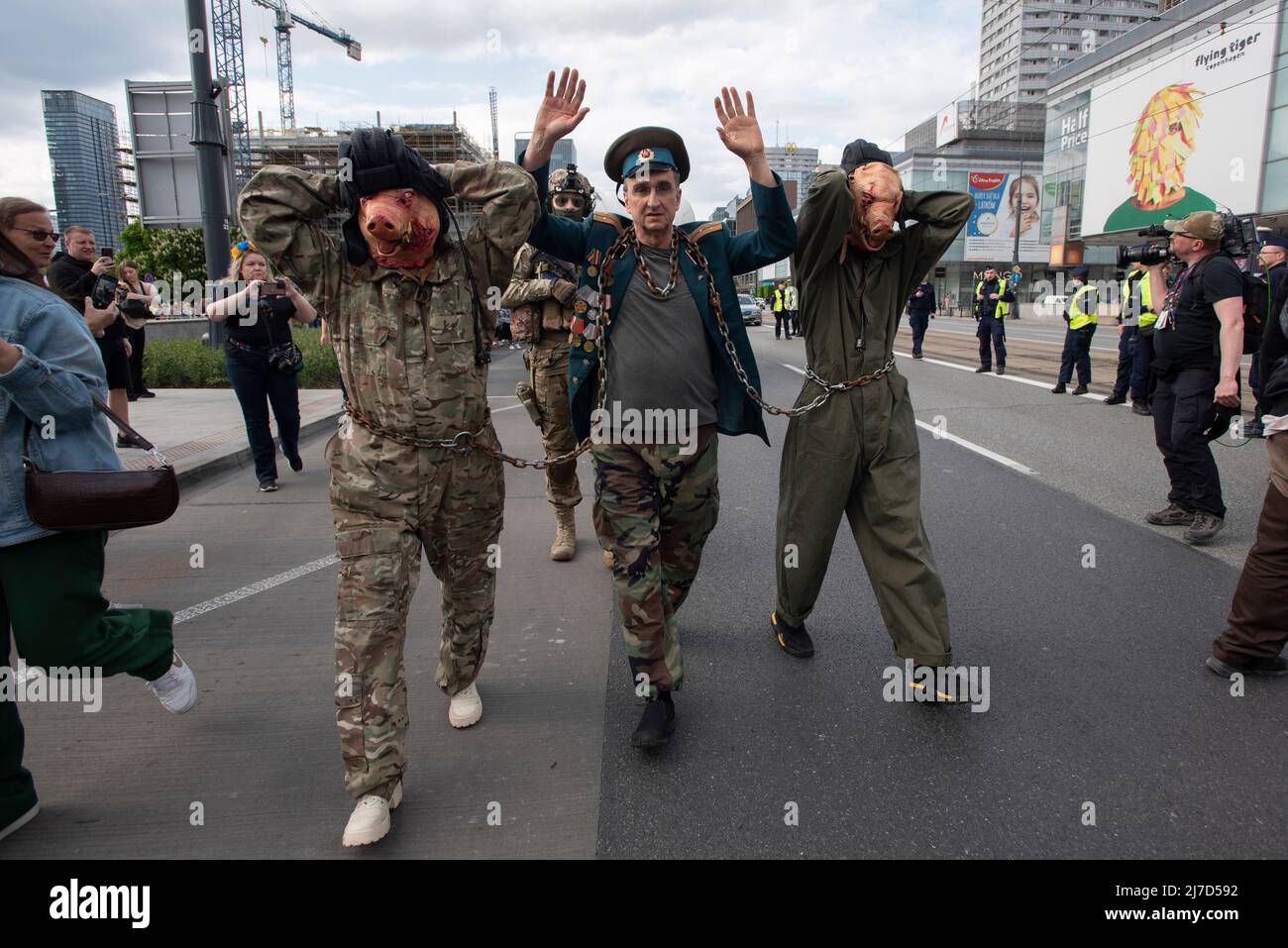 8 mai 2022, Varsovie, Varsovie, Pologne : des manifestants vêtus de soldats russes sont détenus par un militaire ukrainien pour participer à un rassemblement de solidarité pour l'Ukraine le 8 mai 2022 à Varsovie, Pologne. Quelques milliers d'Ukrainiens vivant en Pologne et leurs partisans ont défilé dans le centre de Varsovie, le jour qui marque le 72nd jour de l'invasion russe de l'Ukraine, Protester contre la guerre et souligner que le russe depuis le premier jour de l'invasion n'a pas remporté de victoire. Le même jour, les gens en Ukraine célèbrent le jour du souvenir et de la réconciliation de l'Ukraine. (Crédit Banque D'Images