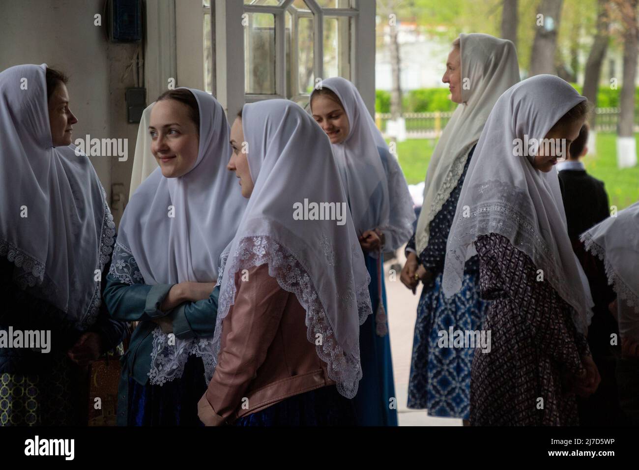 Moscou, Russie. 8th mai 2022. Croyants avant une procession croisée autour des églises du vieux-Rite Rogozhskaya Sloboda pendant la fête des Saints Myrrhbearers à Moscou, Russie. Les anciens croyants sont une communauté dissidente de chrétiens russes qui ont refusé de s'adapter aux efforts de modernisation de Tzar Pierre le Grand en 1741 qui ont conduit à un schisme de l'église orthodoxe russe. Nikolay Vinokurov/Alay Live News Banque D'Images