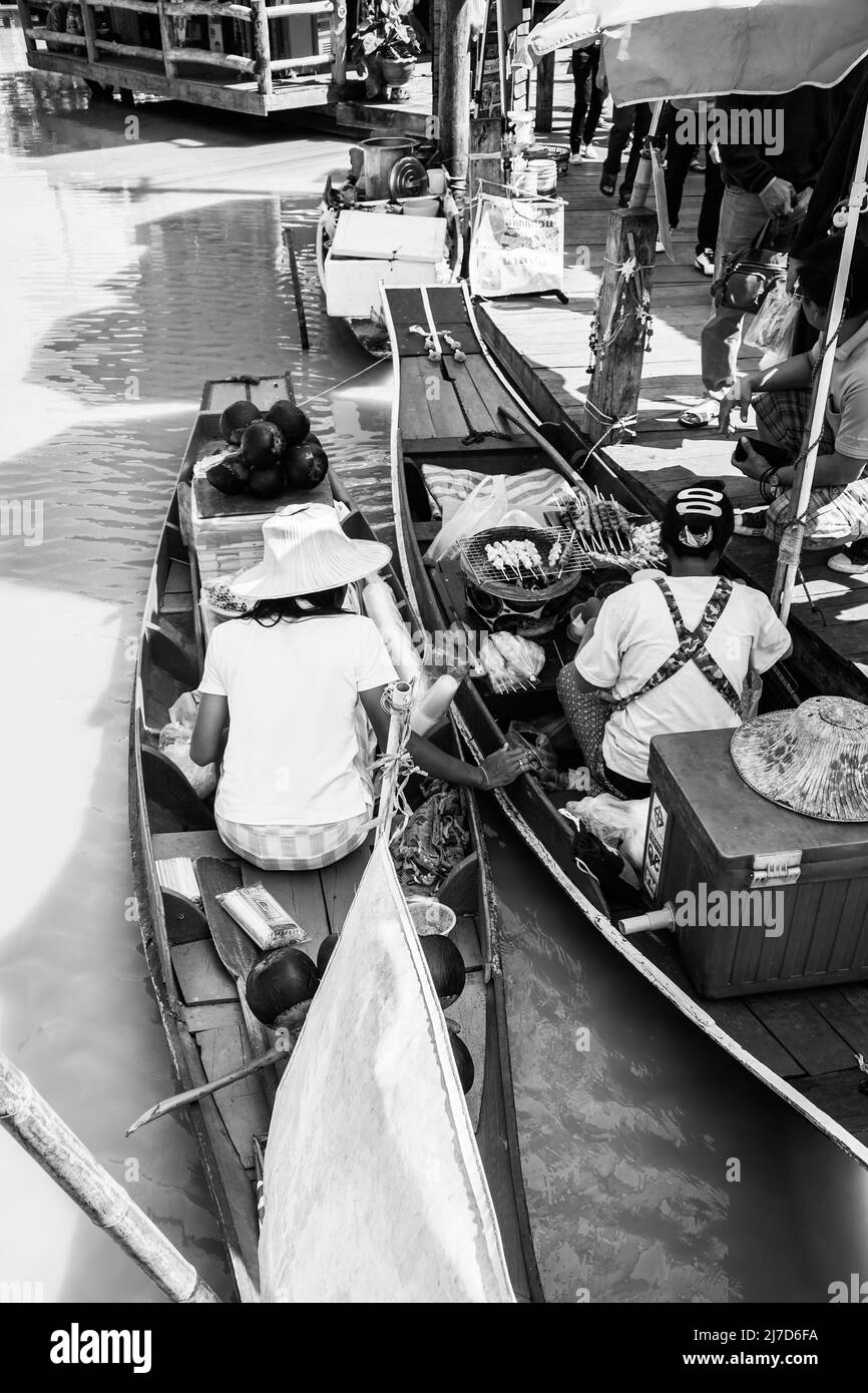 Pattaya, Thaïlande - 6 décembre 2009: Vendeurs de nourriture de rue en bateaux au marché flottant de Pattaya. Photographie en noir et blanc Banque D'Images