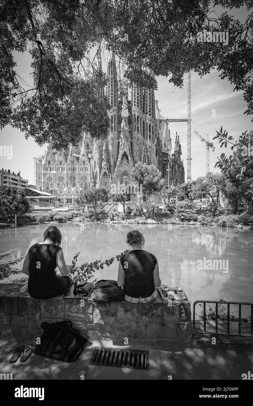 Barcelone, Espagne - 14 juin 2011 : des artistes dessinant de la vie la cathédrale de la Sagrada Familia à Barcelone. Photographie urbaine en noir et blanc Banque D'Images