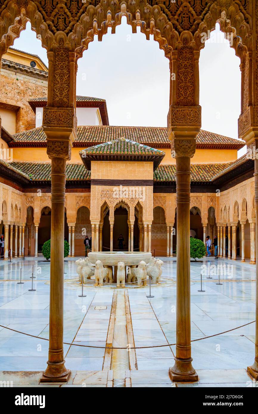 Grenade, Espagne - 11 mars 2013 : patio des Lions à l'Alhambra Banque D'Images