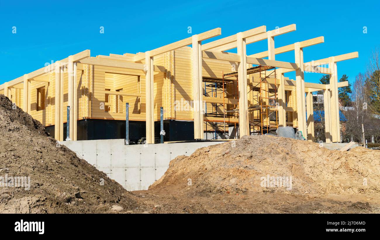 Construction d'un bâtiment résidentiel à partir de poutres en bois profilées collées ou de lulam au printemps. Fondation en béton pour une maison de campagne résidentielle. Buil Banque D'Images