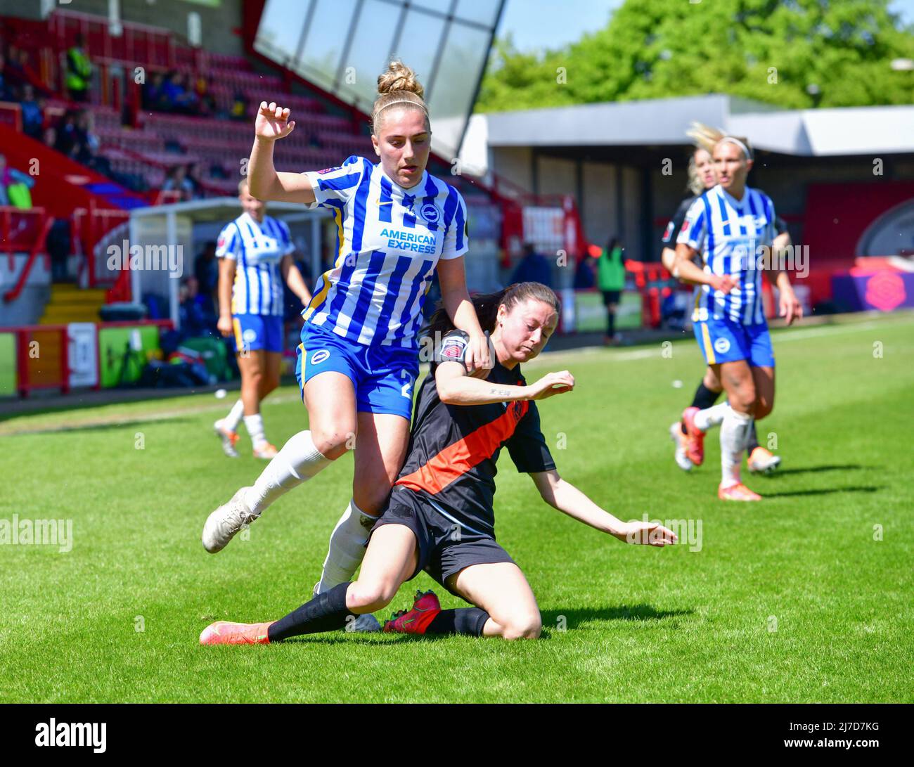 Crawley, Royaume-Uni, mai 8th 2022, Maisie Symonds de Brighton & Hove Albion et Poppy Pattinson d'Everton lors du match de Super League féminin FA entre Brighton & Hove Albion Women et Everton au People's Pension Stadium, le 8th 2022 mai à Crawley, Royaume-Uni. (Photo de Jeff Mood/phcimages.com) Banque D'Images