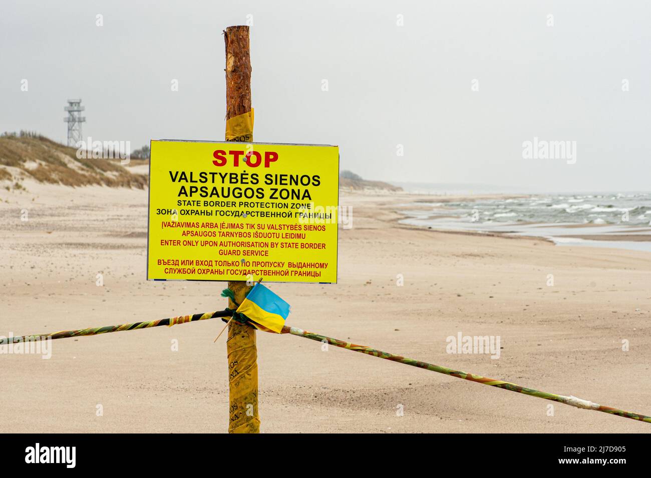 La frontière entre la Lituanie et l'enclave russe de Kaliningrad en Russie a été fermée en raison de sanctions imposées par l'Union européenne avec un panneau stop Banque D'Images