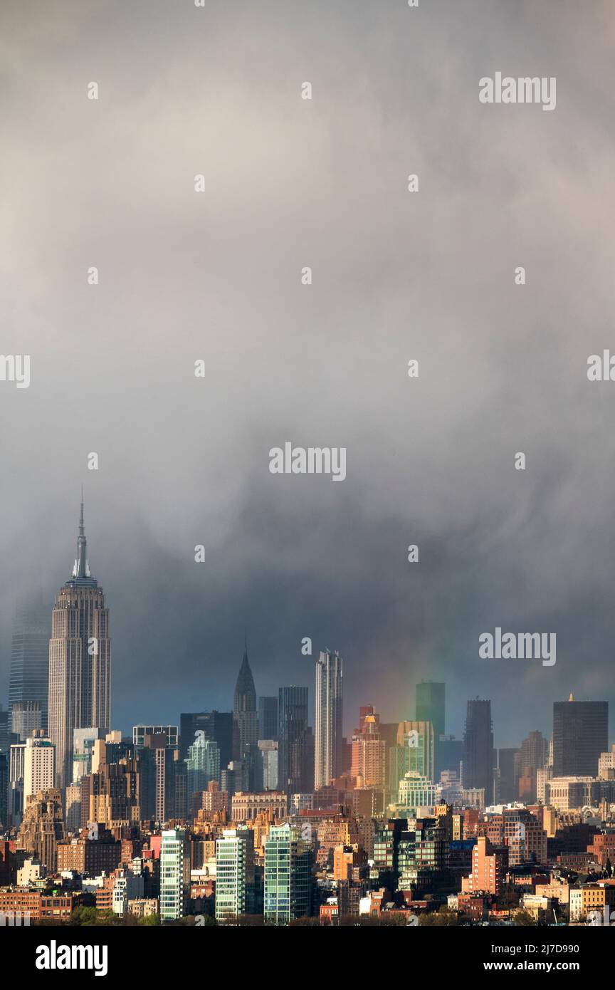 Ciel et arc-en-ciel spectaculaires au-dessus des gratte-ciel de Midtown Manhattan Banque D'Images