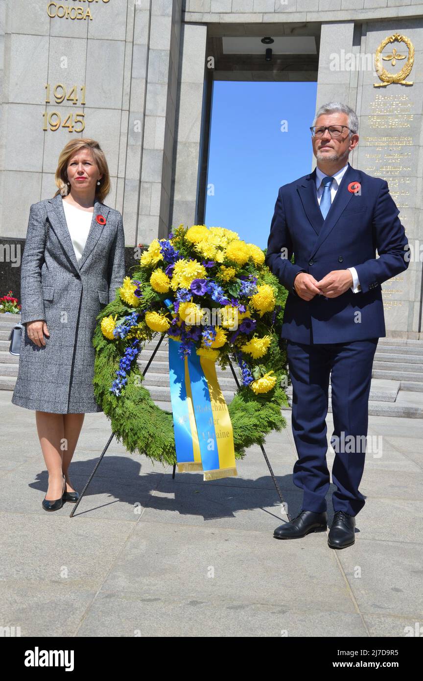 L'Ambassadeur d'Ukraine en Allemagne Andrij Melnyk et son épouse Switlana Melnyk visitent le Mémorial de la guerre soviétique dans le parc Tiergarten à Berlin - le 8 mai 2022. Banque D'Images
