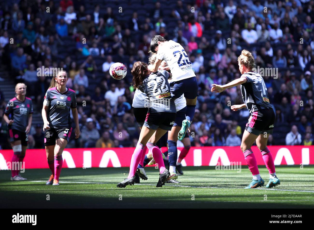 LONDRES, ROYAUME-UNI. MAI 8th Ashleigh Neville de Tottenham Hotspur marque le premier but de son équipe lors du match de Super League féminin de Barclays FA entre Tottenham Hotspur et Leicester City au Tottenham Hotspur Stadium, Londres, le dimanche 8th mai 2022. (Crédit : Tom West | MI News & Sport) Banque D'Images