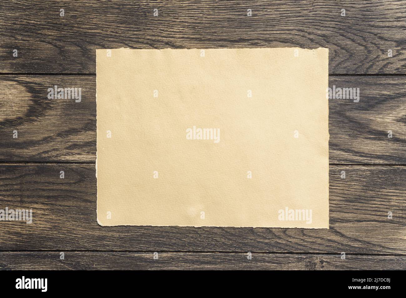 Feuille de papier vide avec espace de copie sur un arrière-plan en bois ancien. Banque D'Images