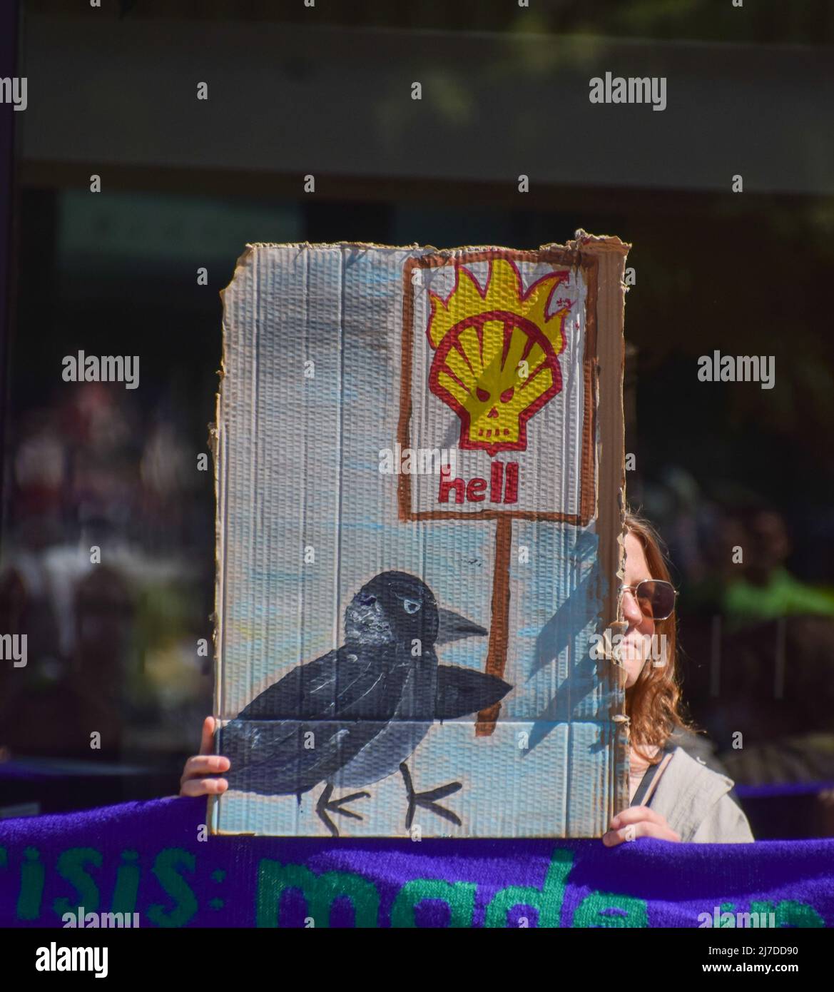 8 mai 2022, Londres, Angleterre, Royaume-Uni : un manifestant détient un écriteau anti-Shell. Des militants se sont rassemblés devant le siège de Shell à Londres pour protester contre le champ gazier de Jackdaw, qui, selon les activistes, va créer la moitié des émissions annuelles de l'Écosse. (Image de crédit : © Vuk Valcic/ZUMA Press Wire) Banque D'Images