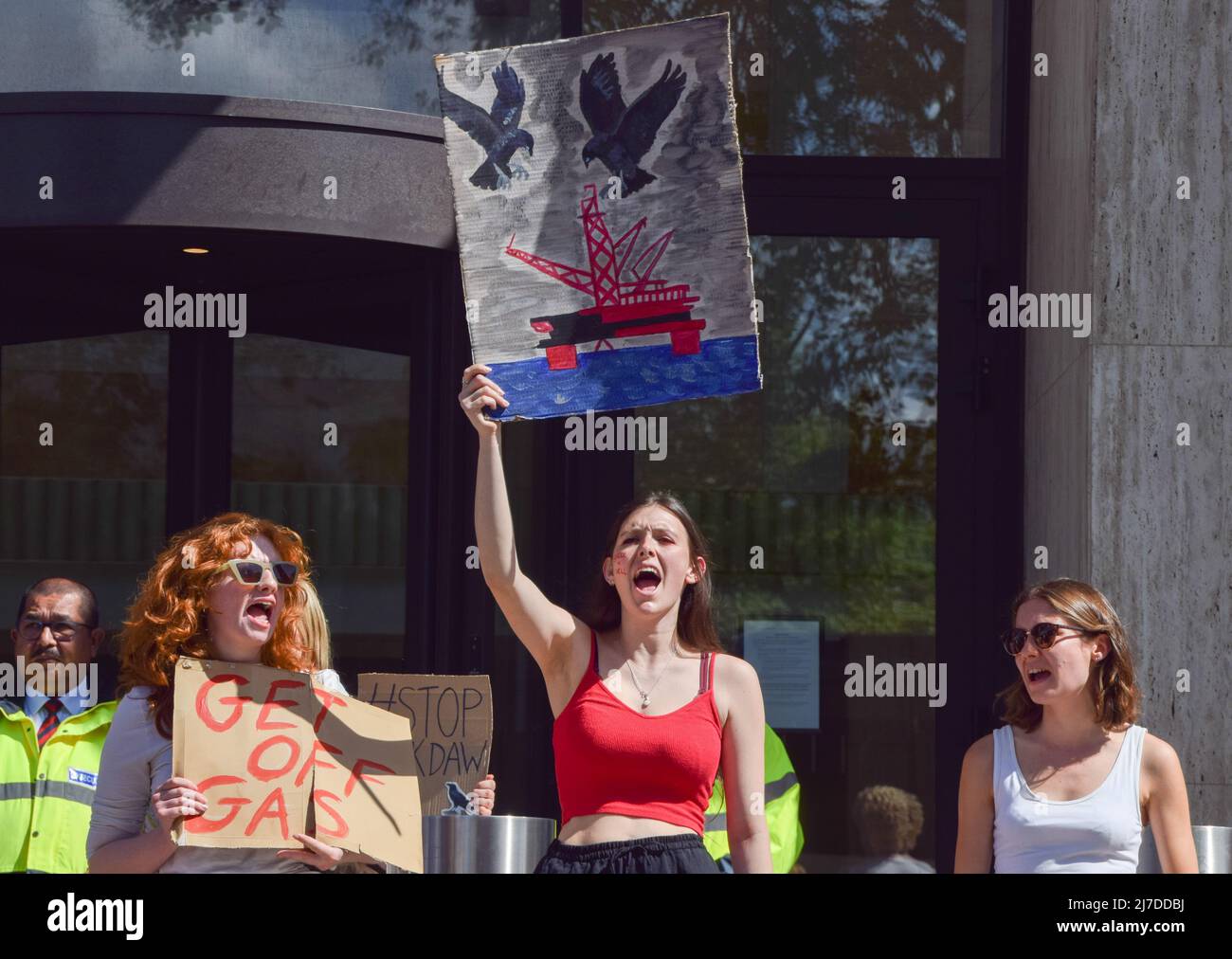 8 mai 2022, Londres, Angleterre, Royaume-Uni : des militants se sont rassemblés devant le siège de Shell à Londres pour protester contre le champ de gaz de Jackdaw, qui, selon les activistes, va créer la moitié des émissions annuelles de l'Écosse. (Image de crédit : © Vuk Valcic/ZUMA Press Wire) Banque D'Images