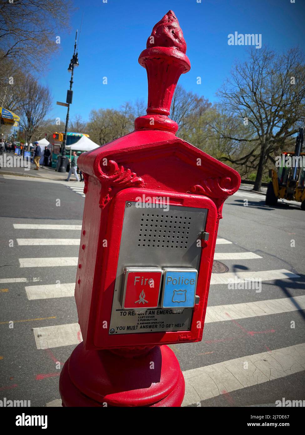 Boîte d'appel d'urgence de la police, Central Park West, New York, 2022 Banque D'Images