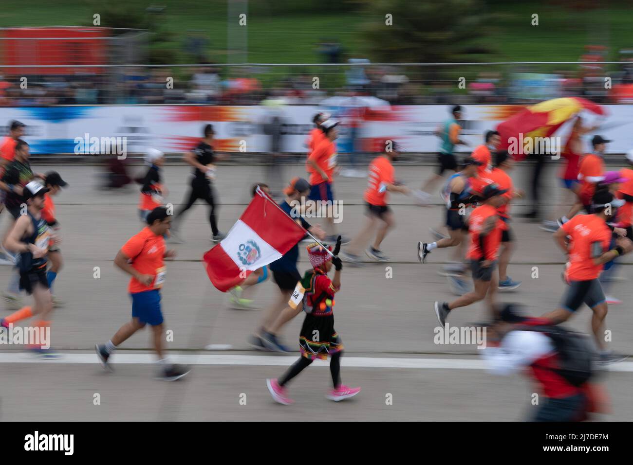 8 mai 2022, Santiago, Metropolitana, Chili: Une femme court avec le drapeau  du Pérou au Marathon de Santiago, au Chili. (Credit image: © Matias  Basualdo/ZUMA Press Wire Photo Stock - Alamy