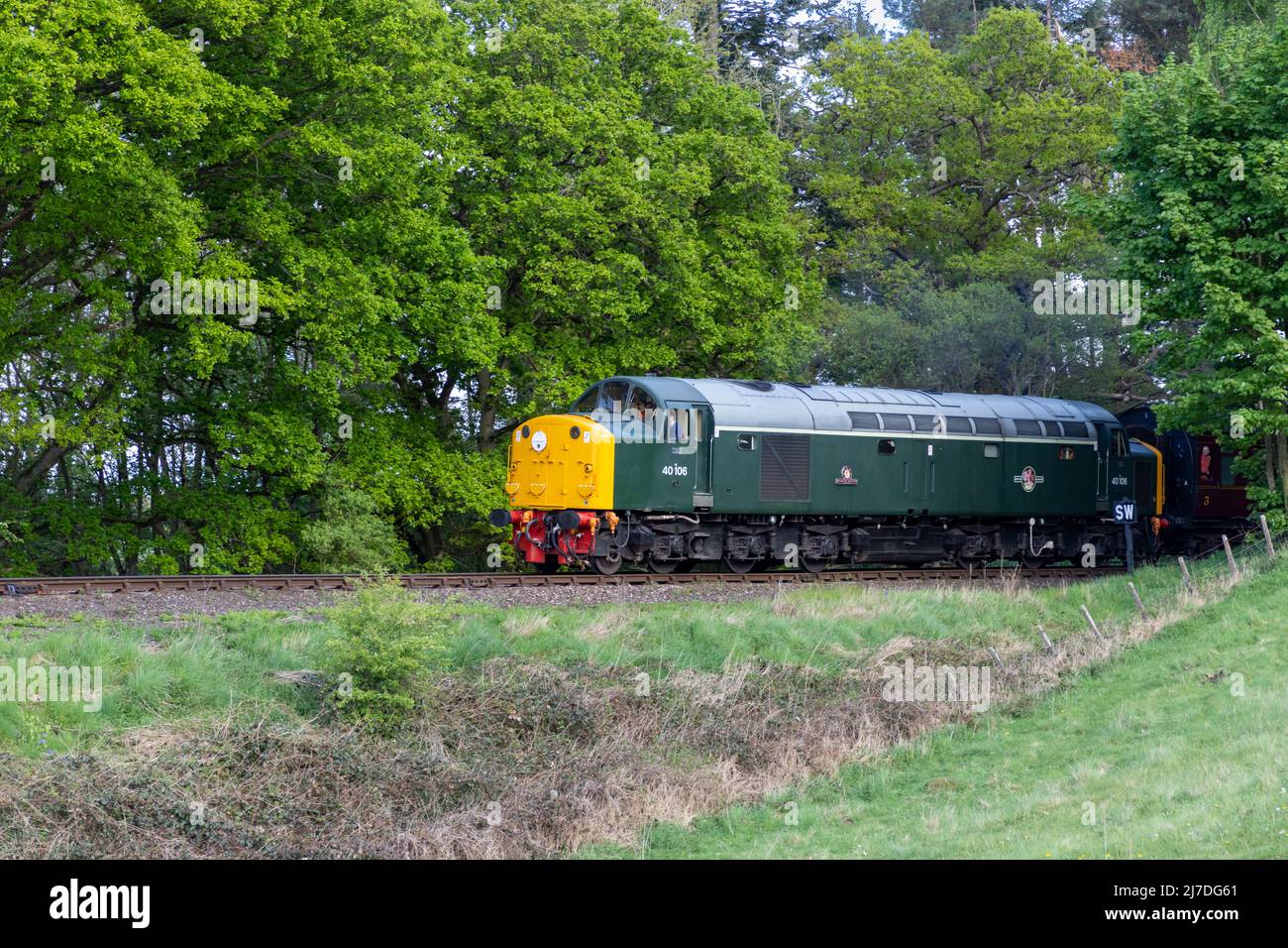 Diesel train 40106 sur le chemin de fer Severn Valley, approchant BridgNorth à Shropshire, au Royaume-Uni Banque D'Images