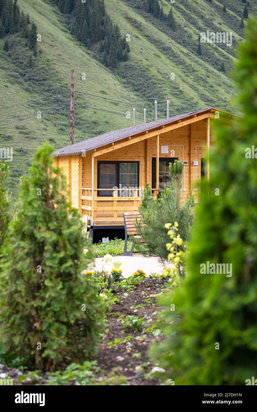 maison rustique en bois sur le territoire avec des arbres. gîte pour les loisirs en plein air Banque D'Images