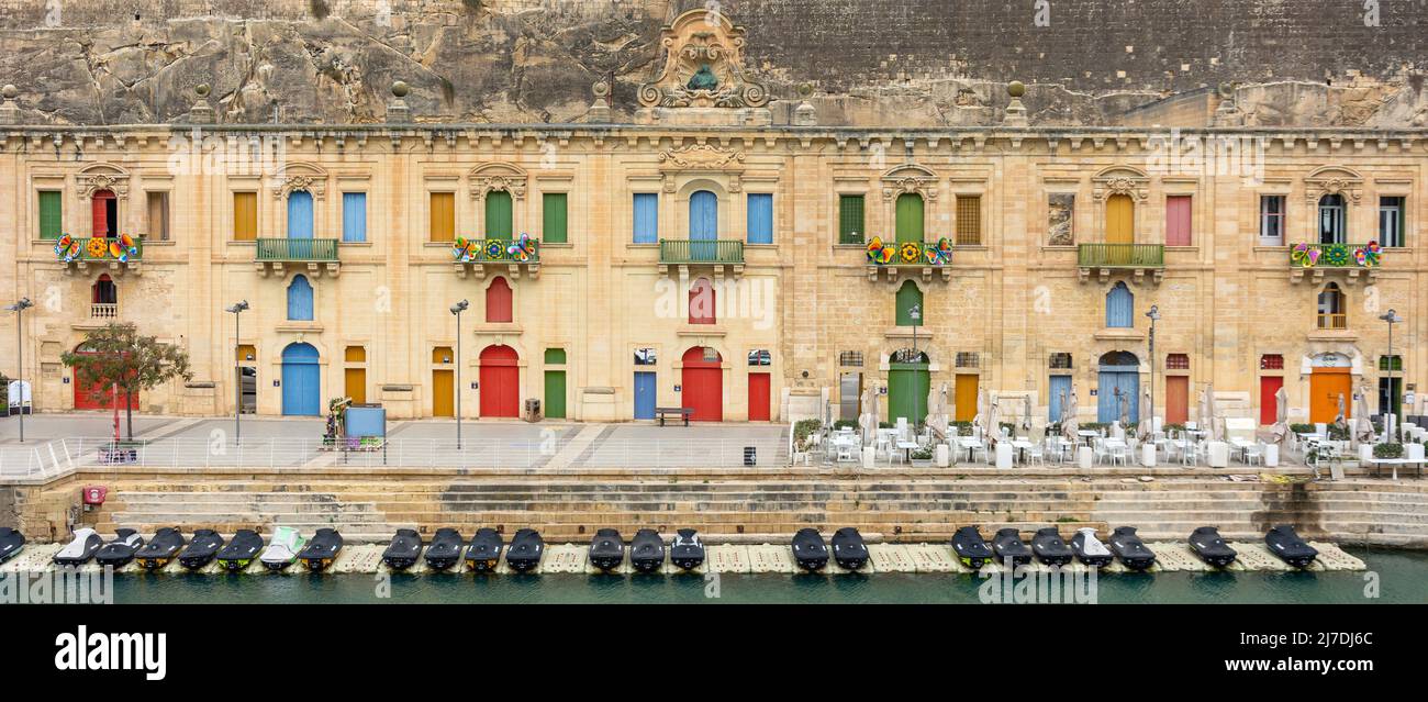 Entrepôts portuaires de 18th siècles convertis sur le front de mer de la Valette, Valletta (il-Belt Valletta), République de Malte Banque D'Images