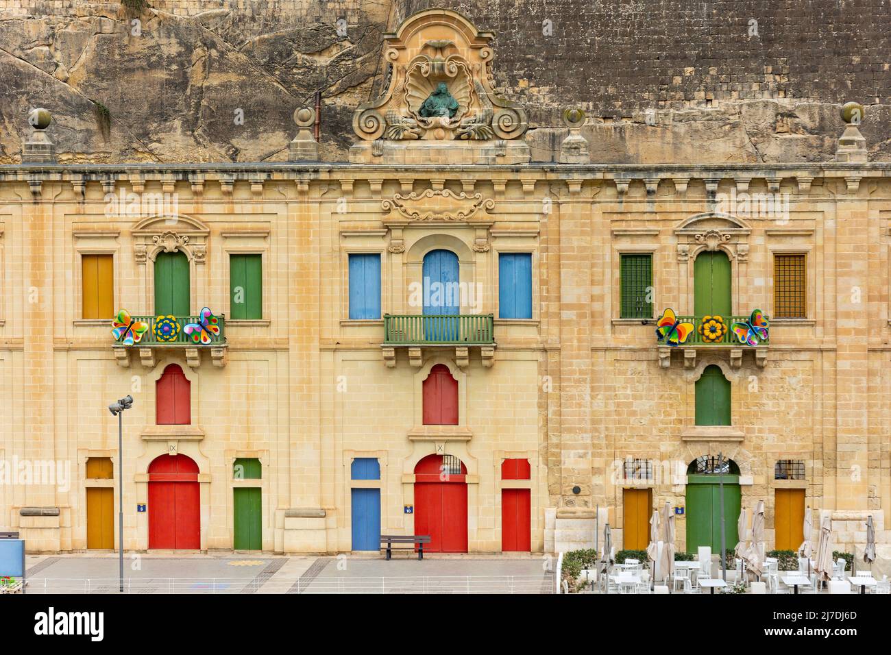 Entrepôts portuaires de 18th siècles convertis sur le front de mer de la Valette, Valletta (il-Belt Valletta), République de Malte Banque D'Images