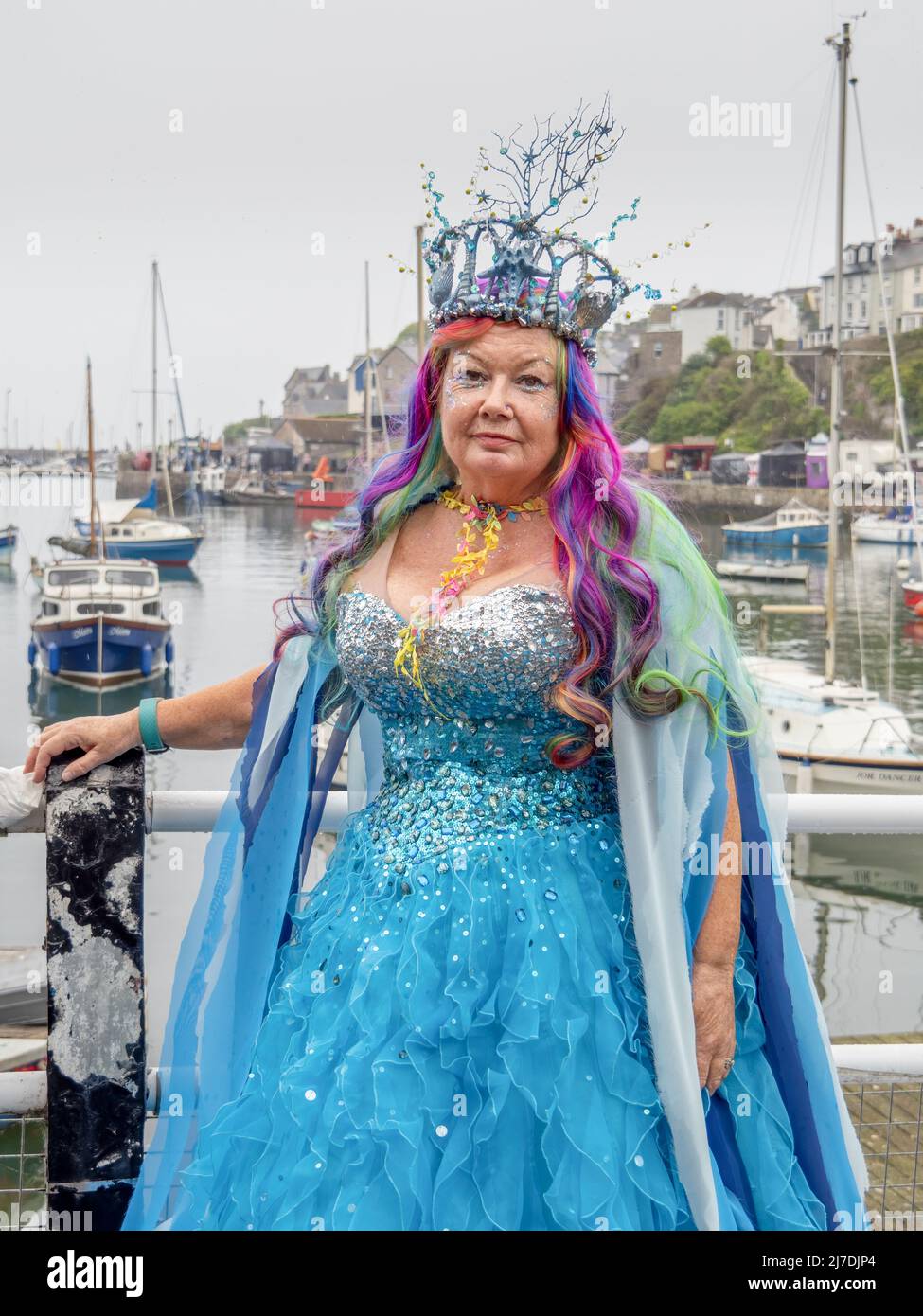 BRIXHAM, DEVON, ANGLETERRE - MAI 1 2022 : le festival du Pirate de Brixham, dame en bleu. Banque D'Images