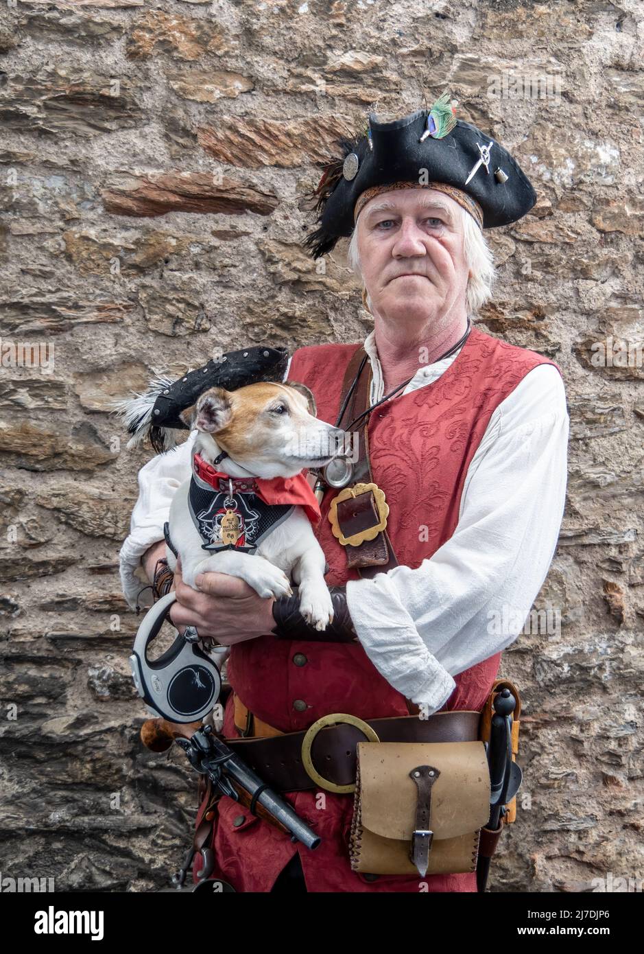 BRIXHAM, DEVON, ANGLETERRE - MAI 1 2022 : Festival du Pirate de Brixham, homme avec chien en costume de pirate. Banque D'Images