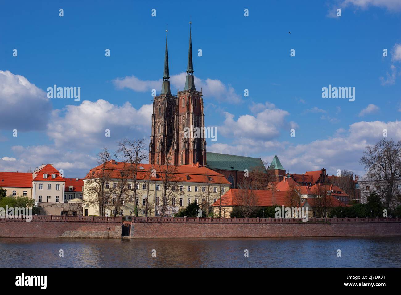 Pologne, Wroclaw, 16 avril 2022. Vue sur la rivière Odra et l'île de Tumski. Vieille ville de Wroclaw au printemps 2022 Banque D'Images
