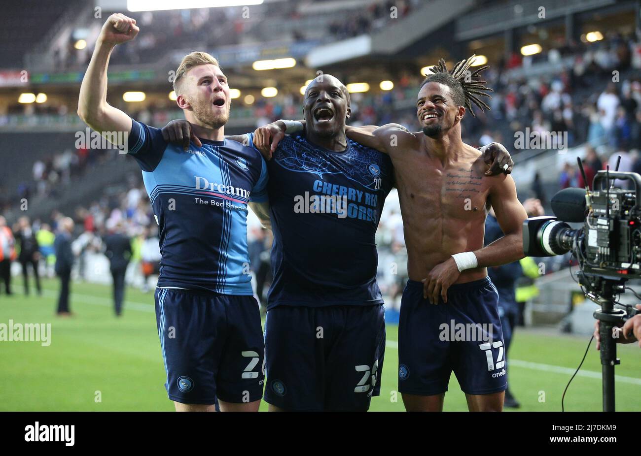 Jason McCarthy de Wycombe Wanderers (à gauche), Adebayo Akinfenwa (au centre) et Garath McCleary célèbrent la finale après la demi-finale de la Sky Bet League, deuxième match de jambe au stade MK, Milton Keynes. Date de la photo: Dimanche 8 mai 2022. Banque D'Images