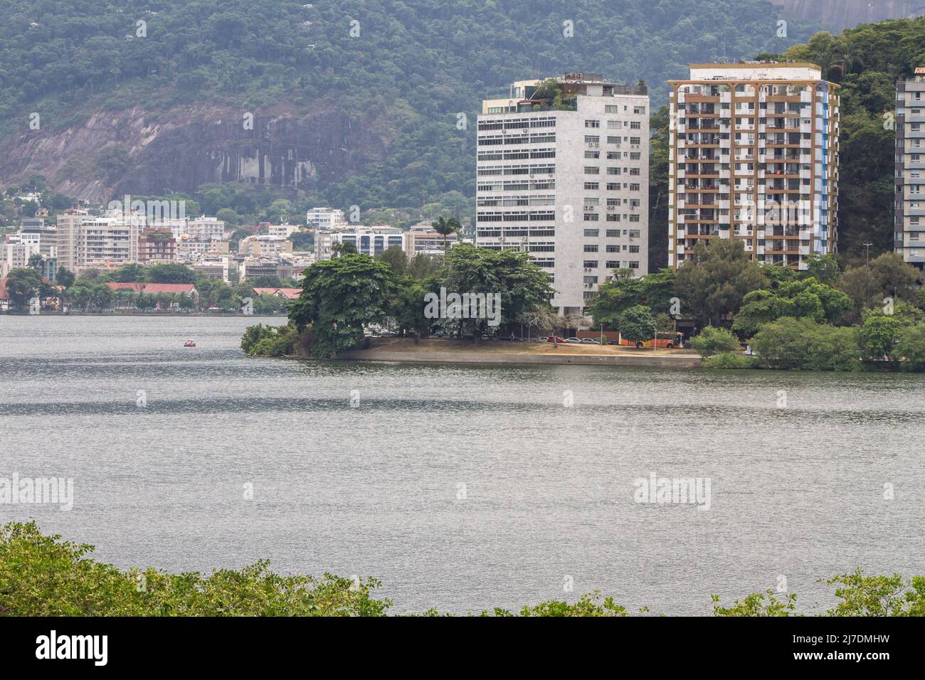 Lagune Rodrigo de Freitas à Rio de Janeiro, Brésil - 19 mars 2022 : vue sur la lagune Rodrigo de Freitas à Rio de Janeiro. Banque D'Images