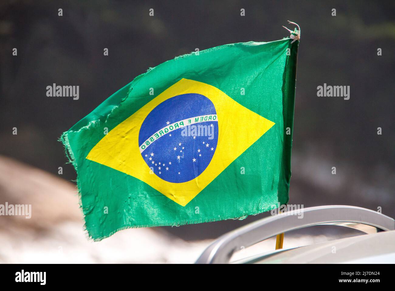 Drapeau brésilien en plein air à Rio de Janeiro, Brésil. Banque D'Images