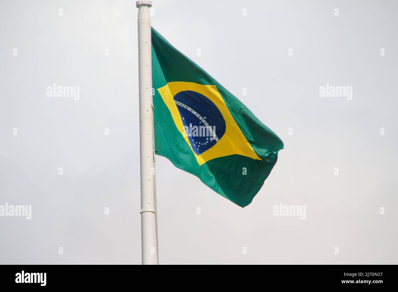 Drapeau brésilien en plein air à Rio de Janeiro, Brésil. Banque D'Images