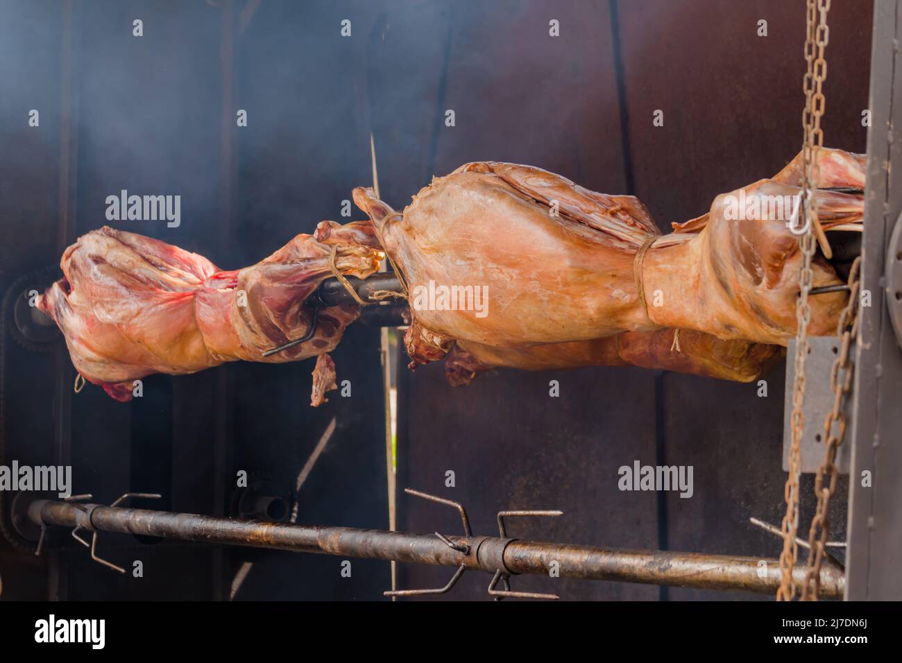 Processus de cuisson des carcasses de bélier sur la broche au marché alimentaire de rue d'été: Gros plan Banque D'Images