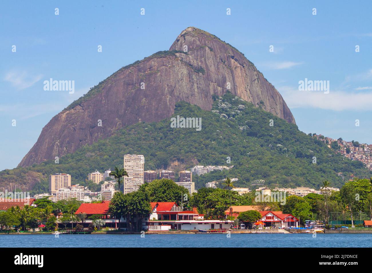 Two Hill Brother, vue de Rodrigo de Freitas Lagoon à Rio de Janeiro, Brésil. Banque D'Images