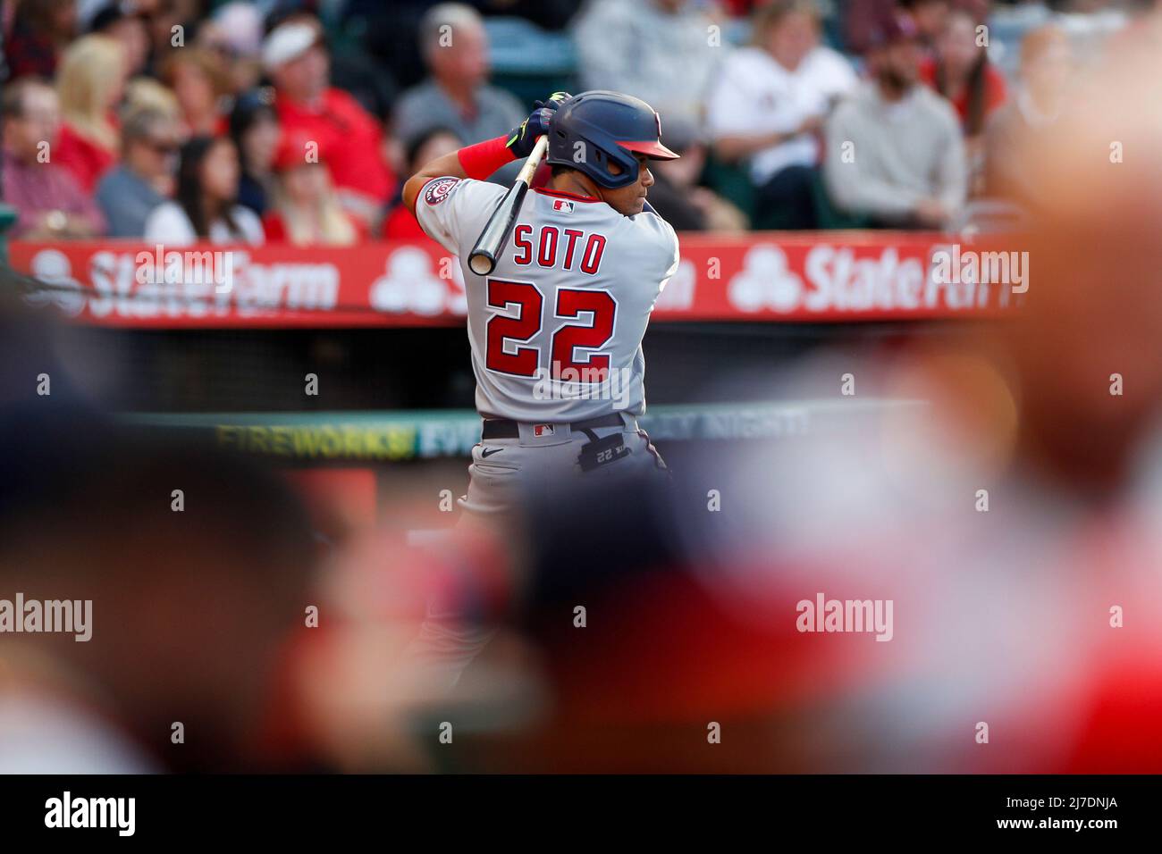 Juan Soto (22), le père du Washington Nationals Center, attend sur le pont lors d'un match de la MLB en saison régulière contre les Anges de Los Angeles, le samedi 7 mai 20 Banque D'Images