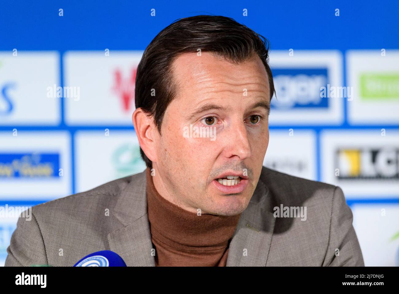 STRASBOURG, FRANCE - AVRIL 10 : l'entraîneur-chef de Strasbourg Julien
