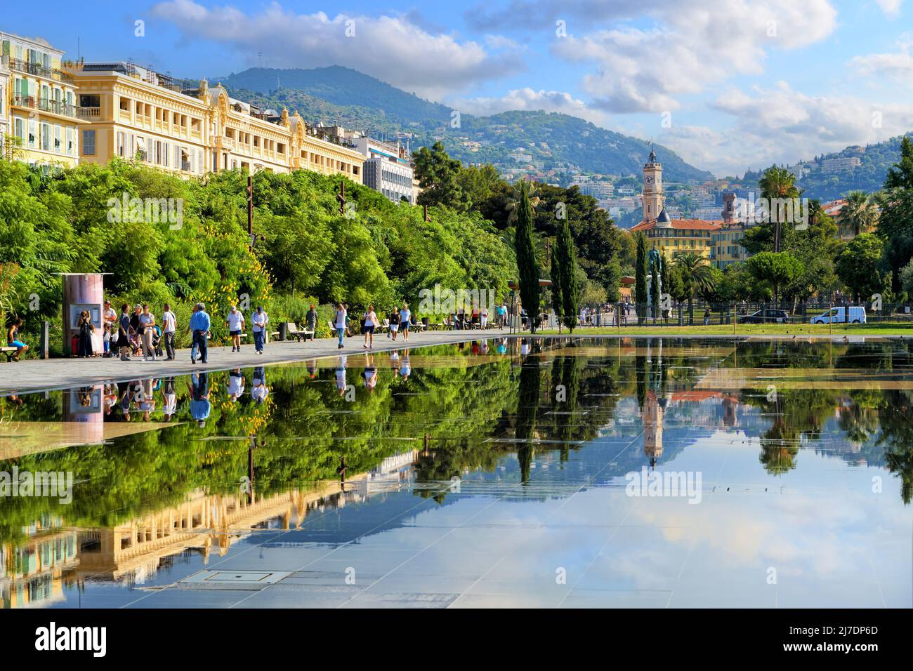 Promenade du Paillon avec une fontaine près de la place Massena à Nice, France Banque D'Images