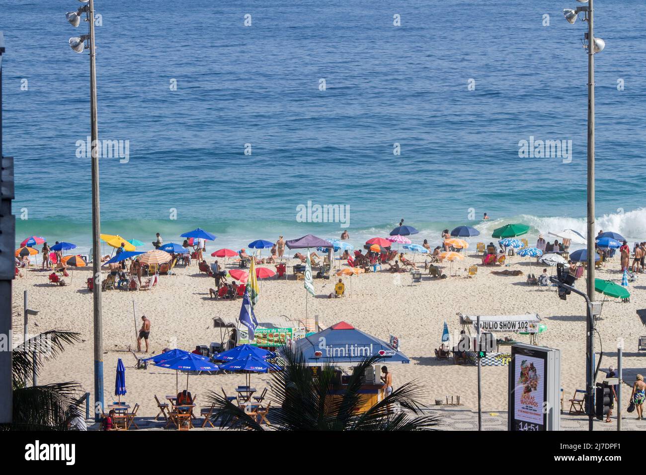 Plage d'Ipanema à Rio de Janeiro, Brésil - 16 mars 2022 : vue sur la plage d'Ipanema à Rio de Janeiro. Banque D'Images