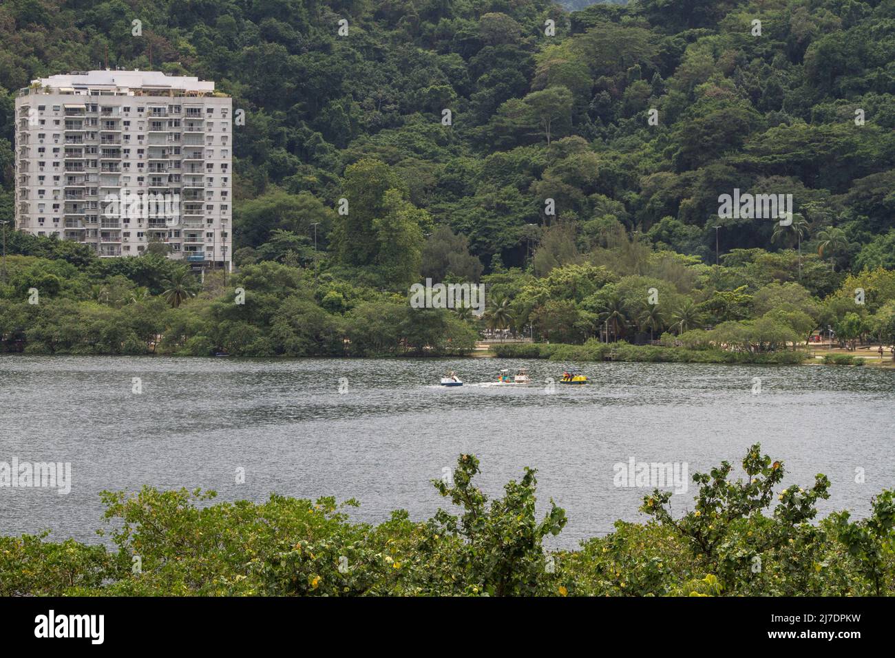 Lagune Rodrigo de Freitas à Rio de Janeiro, Brésil - 19 mars 2022 : vue sur la lagune Rodrigo de Freitas à Rio de Janeiro. Banque D'Images