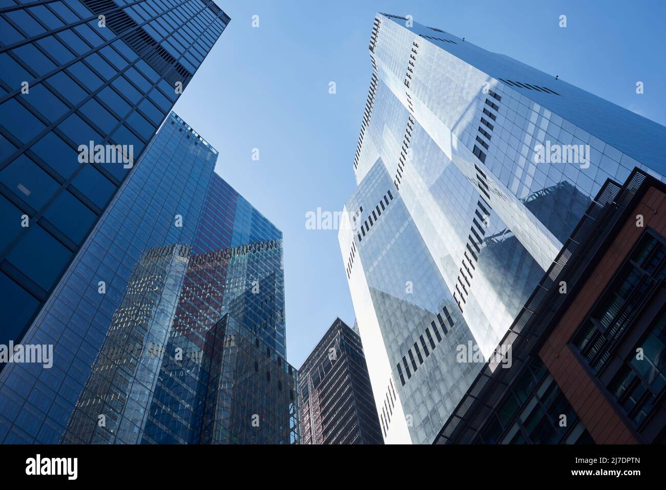 Immeubles de bureaux modernes dans la ville de Londres, Royaume-Uni, dont 22 Bishopsgate et le gratte-ciel de St Helen, en regardant vers le haut vers le ciel Banque D'Images