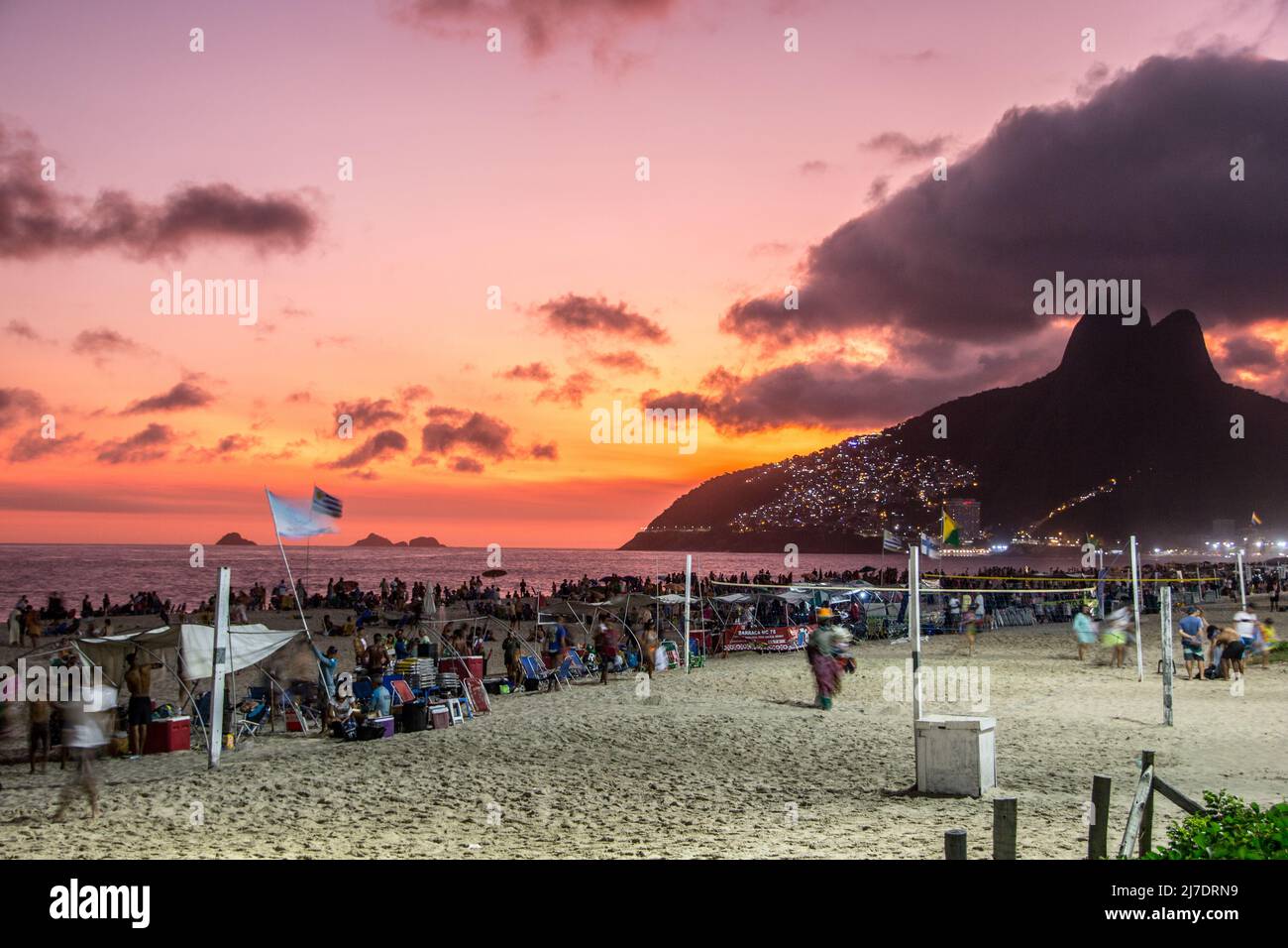 Coucher de soleil sur la plage d'ipanema à Rio de Janeiro, Brésil - 27 février 2022 : vue sur la plage d'Ipanema à Rio de Janeiro. Banque D'Images