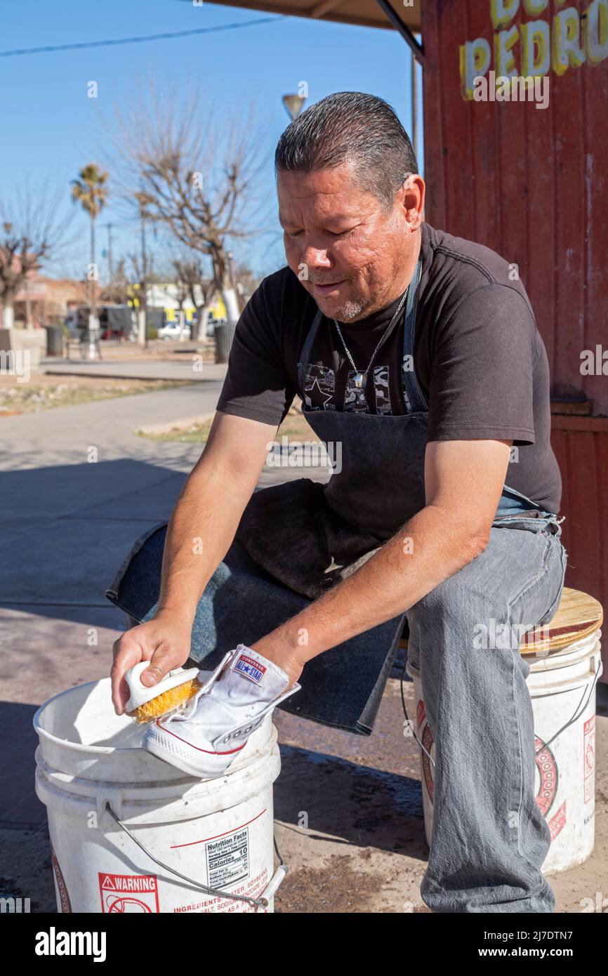 Agua Prieta, Mexique - Un homme lave à la main une paire de chaussures Converse Chuck Taylor All Star à la Bolería Don Pedro, une boutique de chaussures. Banque D'Images