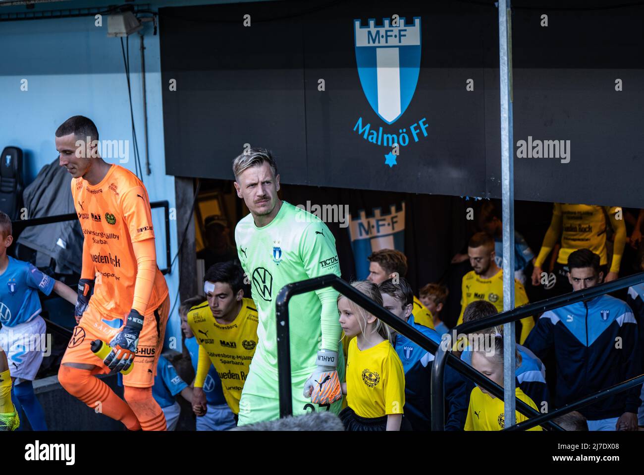 Malmoe, Suède. 07th, mai 2022. Le gardien de but Johan Dahlin (27) de Malmoe FF entre dans le terrain pour le match Allsvenskan entre Malmoe FF et Mjallby à Eleda Stadion à Malmoe. (Crédit photo : Gonzales photo - Joe Miller). Banque D'Images