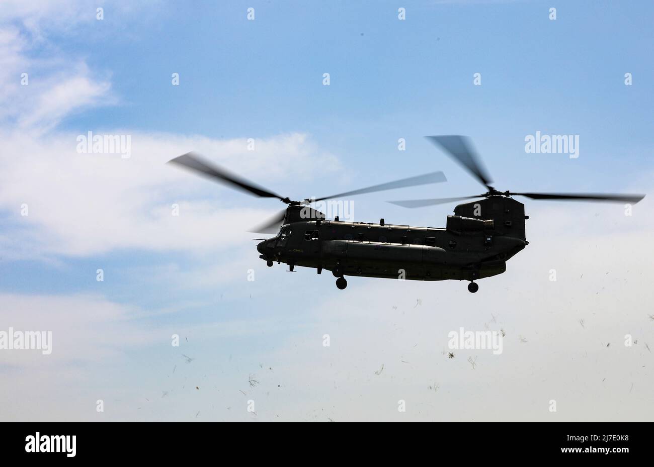 Un CH-47 Chinook transportant des membres du Chef d'état-major général Ambassadeurs et des médias se prépare à atterrir avant un exposé des médias au cours de l'exercice Swift Response, le 6 mai 2022, dans la zone d'entraînement de Krivolak, dans le nord de la Macédoine. L'exercice Swift Response 2022 est un exercice d'entraînement multinational annuel qui a lieu en Europe de l'est, dans le Haut-Nord de l'Arctique, dans les pays baltes et dans les Balkans du 2 au 22 mai 2022. (É.-U. Photo de l'armée par le sergent d'état-major. Malcolm Cohens-Ashley, détachement des affaires publiques de 40th.) Banque D'Images