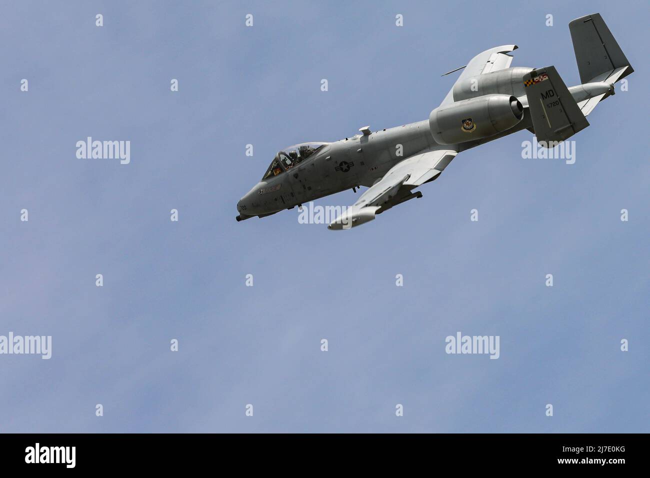Un avion Thunderbolt II A-10C de la 175th Wing, la Garde nationale aérienne du Maryland a effectué un survol lors d'un affichage statique aérien pour l'exercice Swift Response 2022 le 8 mai, à Stenkovec, dans le nord de la Macédoine. L'exercice Swift Response 2022 est un exercice d'entraînement multinational annuel qui a lieu en Europe de l'est, dans le Haut-Nord de l'Arctique, dans les pays baltes et dans les Balkans du 2 au 22 mai 2022. (É.-U. Photo de l'armée par le sergent d'état-major. Malcolm Cohens-Ashley, détachement des affaires publiques de 40th.) Banque D'Images