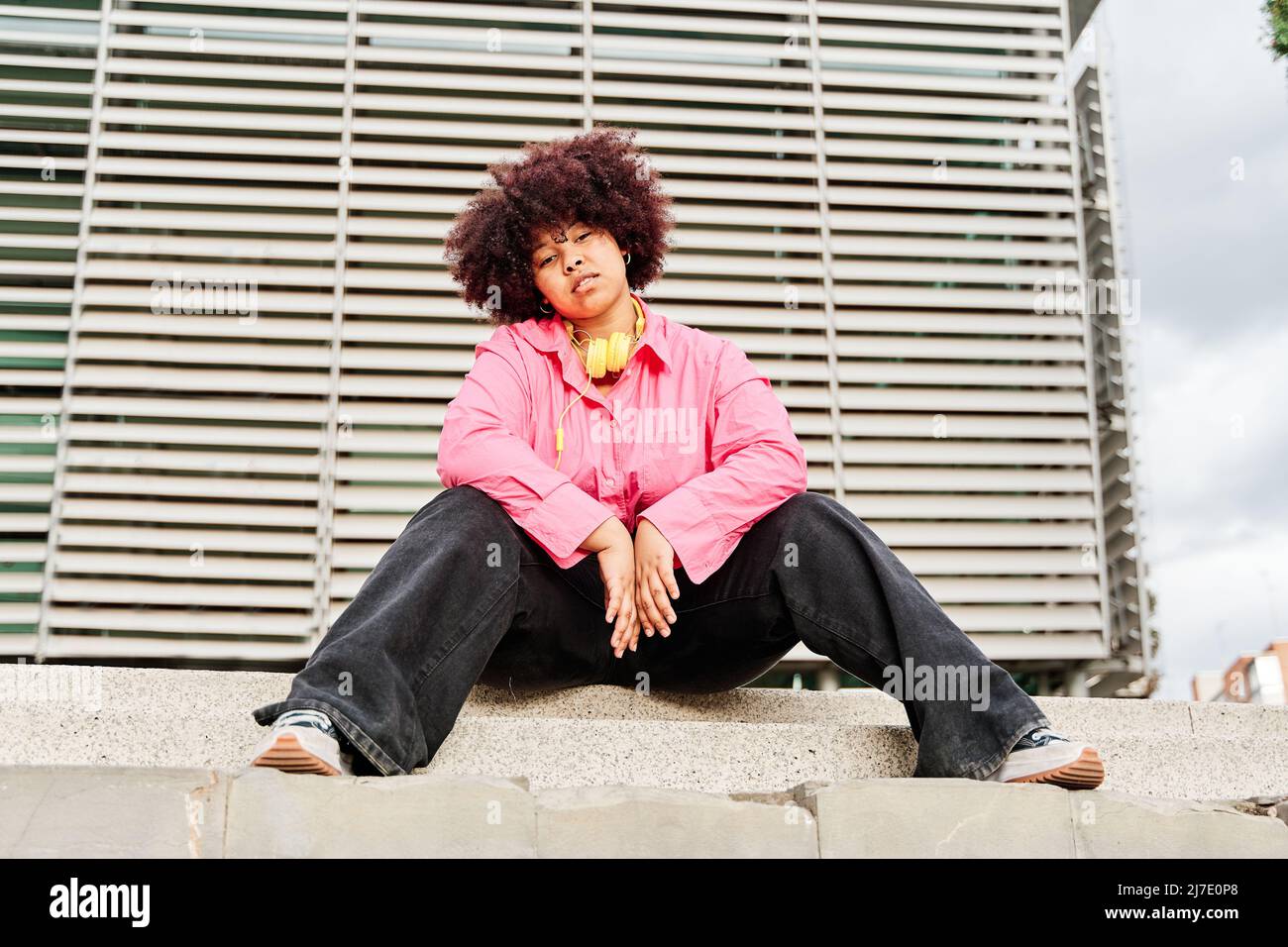 portrait d'une femme afro-américaine regardant dans l'appareil photo avec des cheveux bouclés. femme curvy posant Banque D'Images