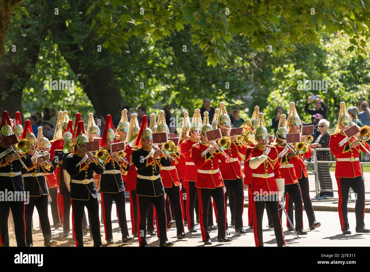 Le groupe Household Cavalry arrive pour jouer de la musique pour la marche pendant le défilé annuel et le service de l'association combinée cavalry Old camarades au Cavalry Memorial adjacent au kiosque à Hyde Park. Son Altesse Royale le Prince Edward, le comte de Wessex, KG, GCVO, CD, ADC, Le colonel honoraire royal le Royal Wessex Yeomanry a pris le salut lors de la parade annuelle et du service de l'association combinée Cavalry Old Comrades au Cavalry Memorial adjacent au kiosque à Hyde Park. (Photo de Ian Davidson / SOPA Images / Sipa USA) Banque D'Images