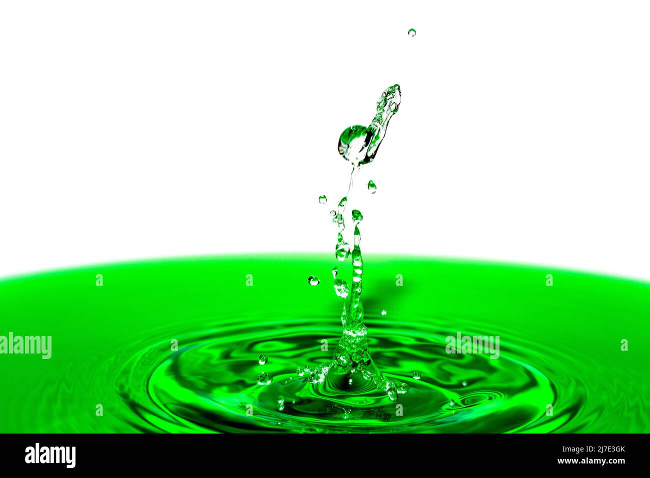 Capture macro d'une collision de chute sur une surface d'eau verte. Banque D'Images