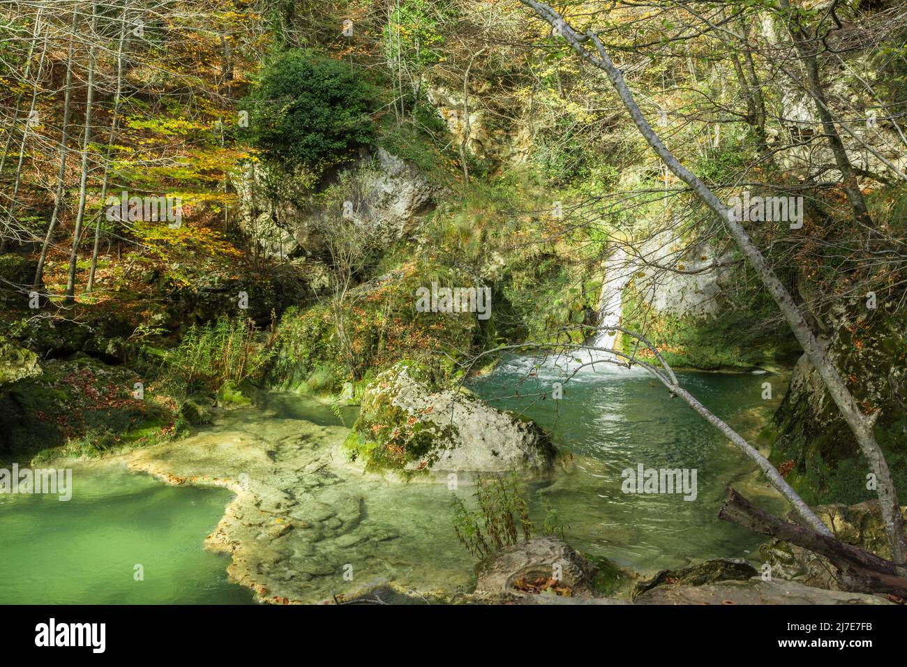 Paysage d'automne dans la chaîne de montagnes d'Urbasa, naissance de la rivière Urederra. Navarre, Espagne Banque D'Images