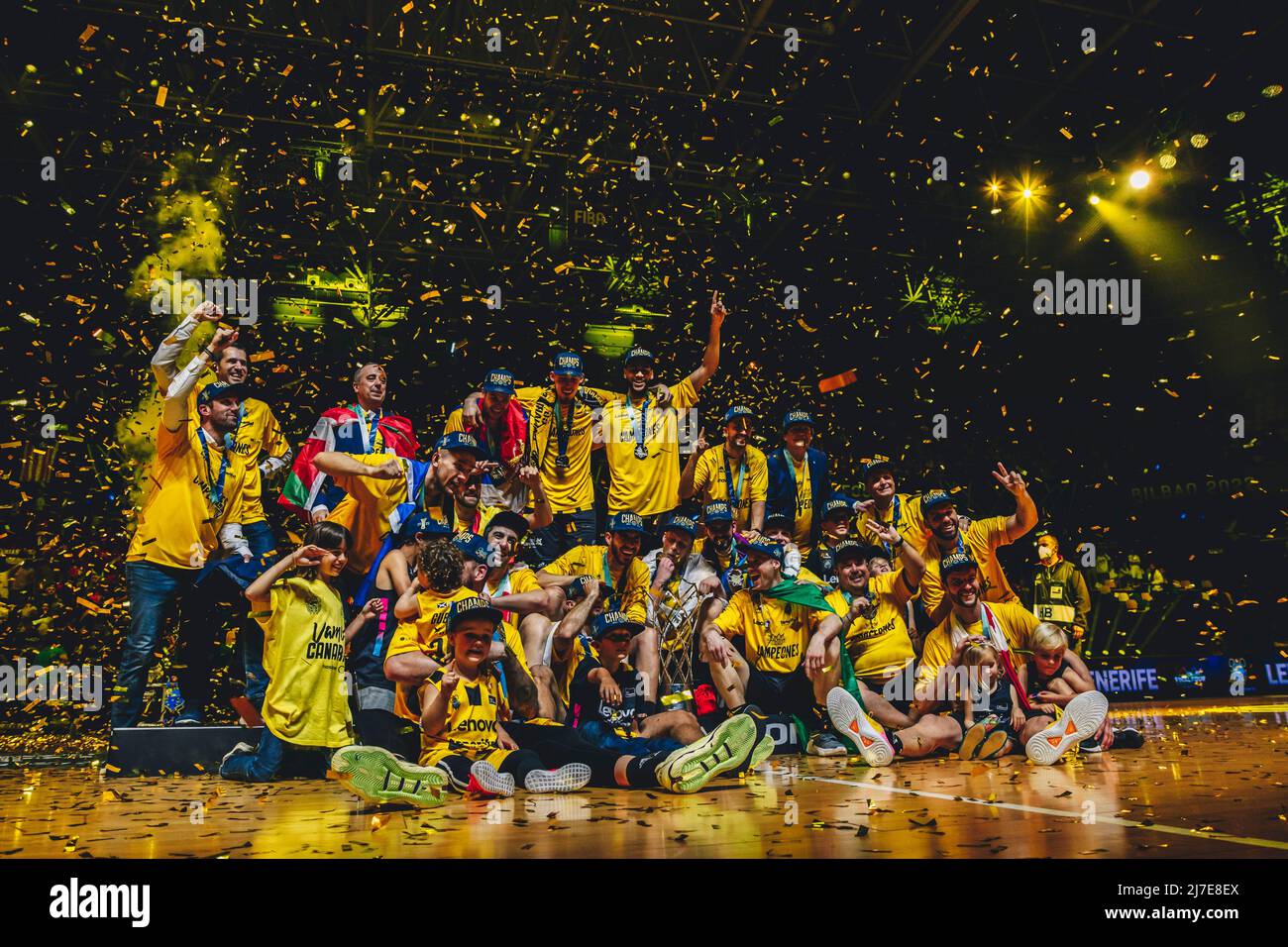 9 mai 2022, Bilbao, pays Basque, ESPAGNE : les joueurs de Lenovo Tenerife célèbrent le titre en se proclamant champions de la Ligue des champions de basket-ball 2022 à Miribilla Bilbao Arena... Bilbao a accueilli la toute première finale de la Ligue des champions de basket-ball 4 dans un lieu neutre. (Image de crédit : © Edu Del Fresno/ZUMA Press Wire) Banque D'Images