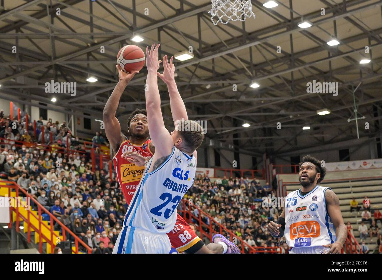 Tyrique Jones (88) Victoria Libertas Pesaro pendant la série A1 du championnat italien de basket-ball LBA Gevi Napoli basket vs Victoria Libertas Pesaro au Palabarbuto - Napoli, 08 mai 2022 Banque D'Images