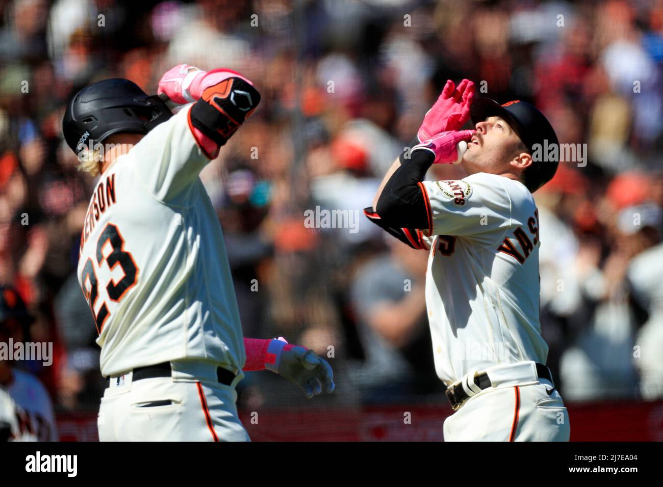 Mike Yastrzemski de San Francisco Giants (5) fête avec JOC Pederson (23) après avoir fait une course à domicile en solo dans le sixième repas à Oracle Park à San Francisco, le dimanche 8 mai 2022. (Photo de Shae Hammond/Bay Area News Group/TNS/Sipa USA) Banque D'Images